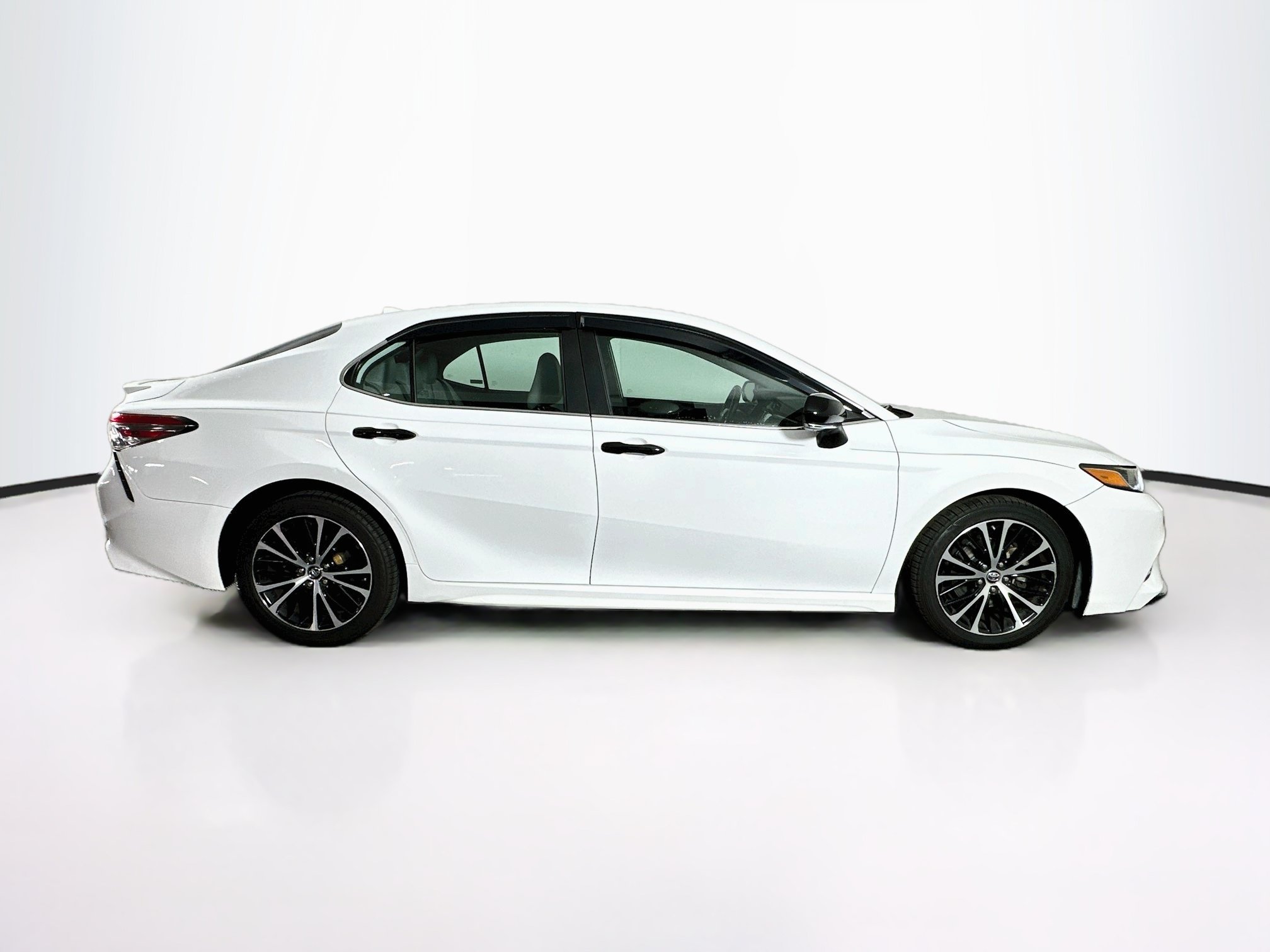 Used 2019 Toyota Camry SE w/ Convenience Package FWD image 10