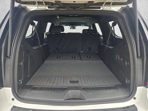 Used 2024 Chevrolet Suburban LT w/ Luxury Package RWD image 6