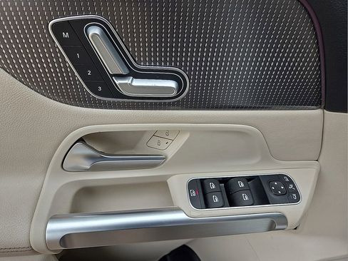 Used 2021 Mercedes-Benz GLB 250 w/ Premium Package image 21