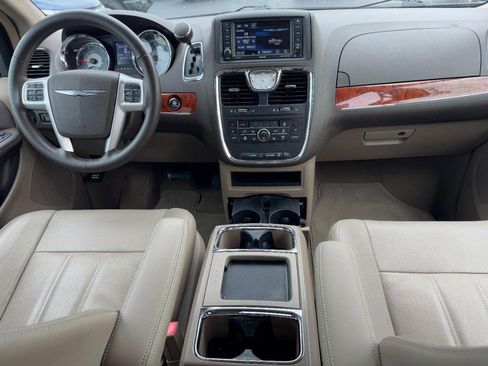 Used 2015 Chrysler Town & Country Touring w/ Driver Convenience Group image 13
