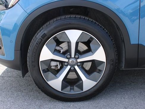 Used 2025 Volvo XC40 B5 Plus image 35