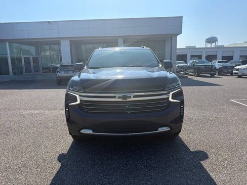 Used 2022 Chevrolet Suburban LT w/ Luxury Package RWD image 2