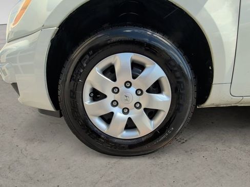 Used 2007 Hyundai Entourage GLS image 14