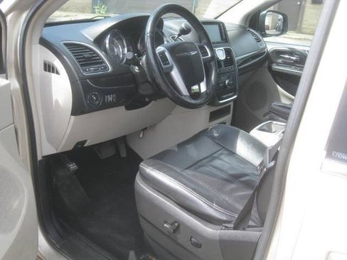 Used 2014 Chrysler Town & Country Touring FWD image 18