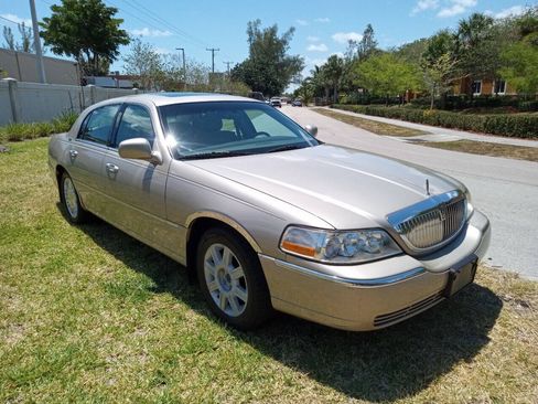 Used 2006 Lincoln Town Car Signature Limited RWD image 4