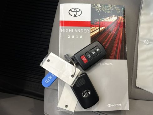 Used 2018 Toyota Highlander XLE w/ Carpet Mat Package (TMS) AWD/4WD image 36