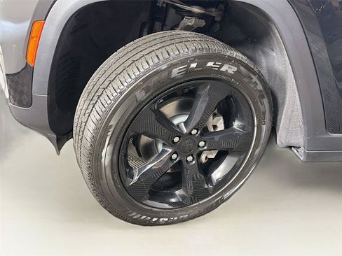 Used 2024 Jeep Grand Cherokee Altitude AWD/4WD image 37