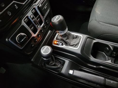 Used 2019 Jeep Wrangler Unlimited Sahara w/ Uconnect 4C Nav & Sound Group AWD/4WD image 25