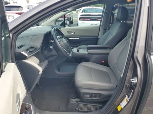 Used 2024 Toyota Sienna XLE FWD image 13