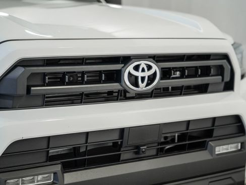 Used 2025 Toyota 4Runner SR5 AWD/4WD image 9