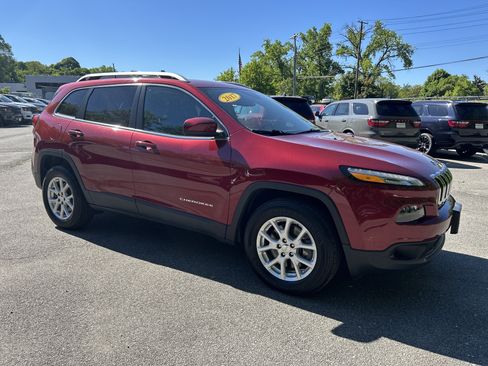 Used 2017 Jeep Cherokee Latitude w/ True North Edition AWD/4WD image 4