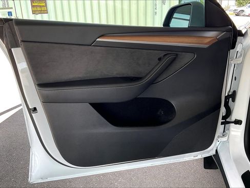 Used 2025 Tesla Model Y Long Range AWD/4WD image 17