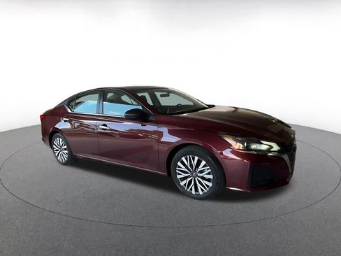 Used 2025 Nissan Altima 2.5 SV FWD image 2