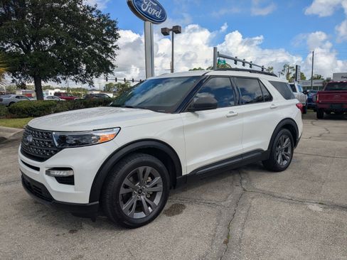 Used 2021 Ford Explorer XLT w/ Equipment Group 202A image 8