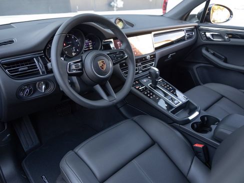 Certified 2026 Porsche Macan AWD/4WD image 4