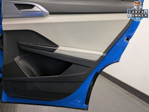 Used 2025 Volkswagen Taos SE w/ Panoramic Sunroof Package image 27