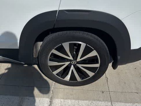 Certified 2023 Volkswagen Taos SE w/ Panoramic Sunroof Package image 8