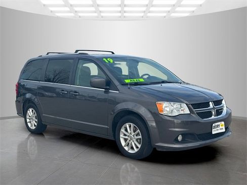 Used 2019 Dodge Grand Caravan SXT image 2
