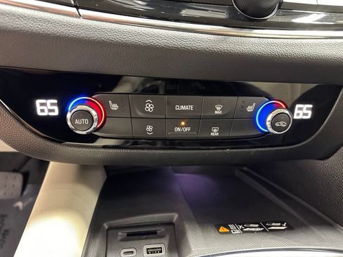 Used 2023 Buick Enclave Essence AWD/4WD image 23