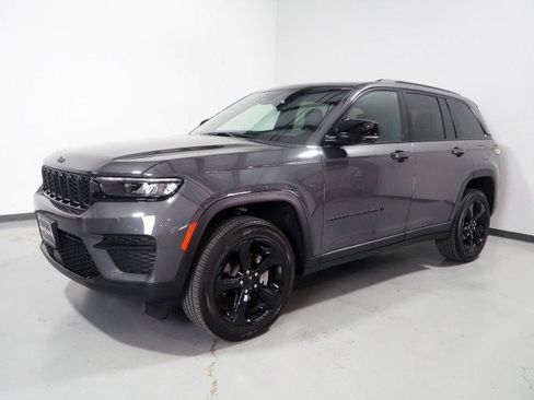 Used 2025 Jeep Grand Cherokee Altitude RWD image 9