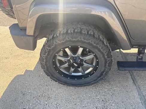 Used 2017 Jeep Wrangler Unlimited Sahara AWD/4WD image 15