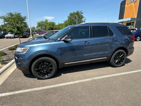 Used 2018 Ford Explorer XLT w/ Equipment Group 202A AWD/4WD image 4