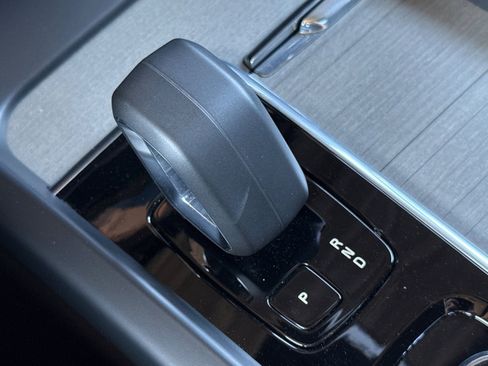 Used 2025 Volvo XC60 B5 Plus image 26