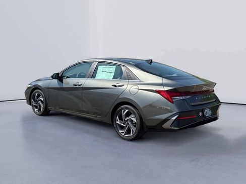 Used 2025 Hyundai Elantra SEL w/ Cargo Package FWD image 5