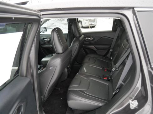 Used 2019 Jeep Cherokee Limited image 11