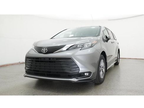 New 2026 Toyota Sienna XLE image 32