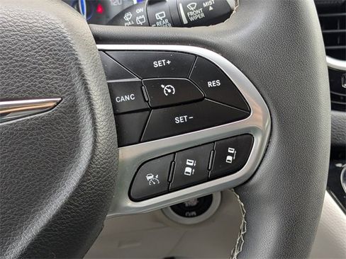 Used 2023 Chrysler Pacifica Touring-L image 26