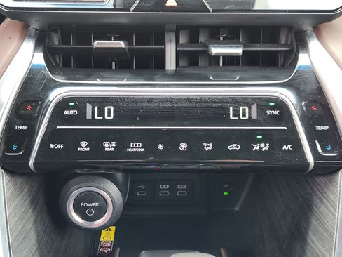 Used 2023 Toyota Venza Limited image 20