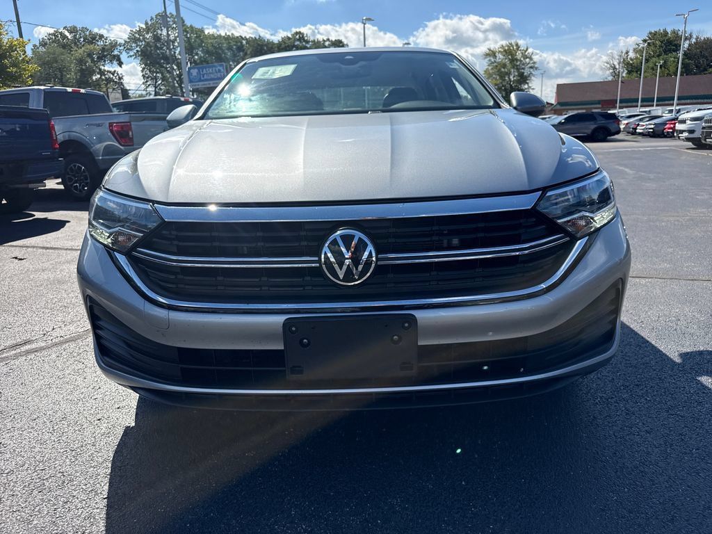 Used 2024 Volkswagen Jetta SE FWD image 3