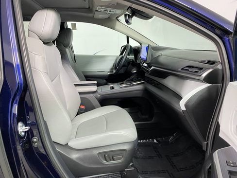 Used 2025 Toyota Sienna XLE w/ XLE Plus Package image 9