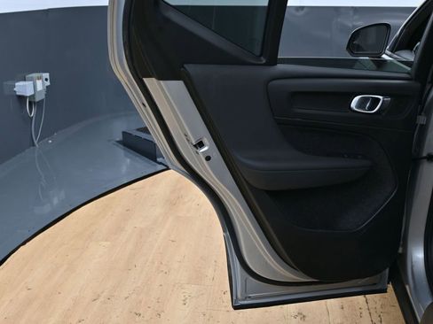 Used 2025 Volvo EX40 Core image 36