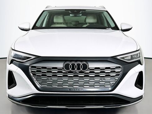 Used 2024 Audi Q8 e-tron Premium image 2