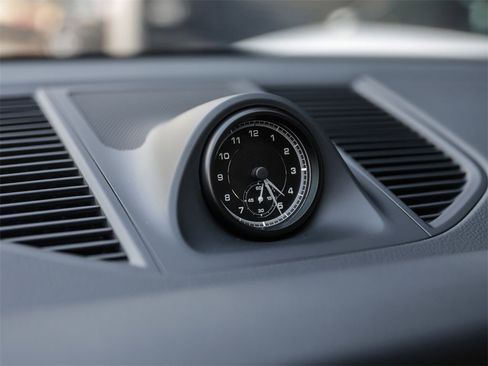 Used 2025 Porsche Macan image 21