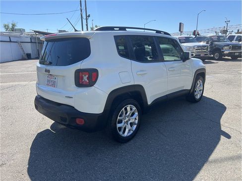Used 2017 Jeep Renegade Latitude FWD image 7