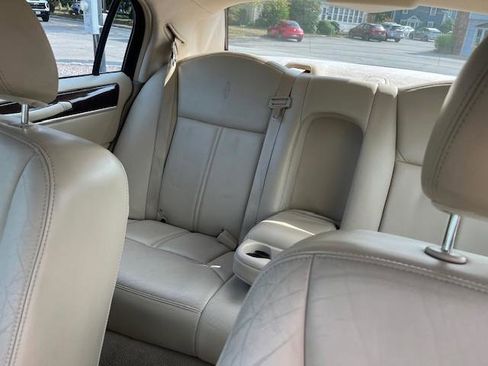 Used 2006 Lincoln Town Car Signature Limited image 6