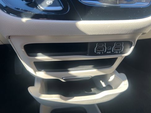 Used 2024 Chrysler Pacifica Touring-L image 30