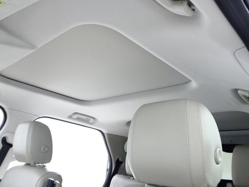 Used 2017 Land Rover Discovery HSE image 30