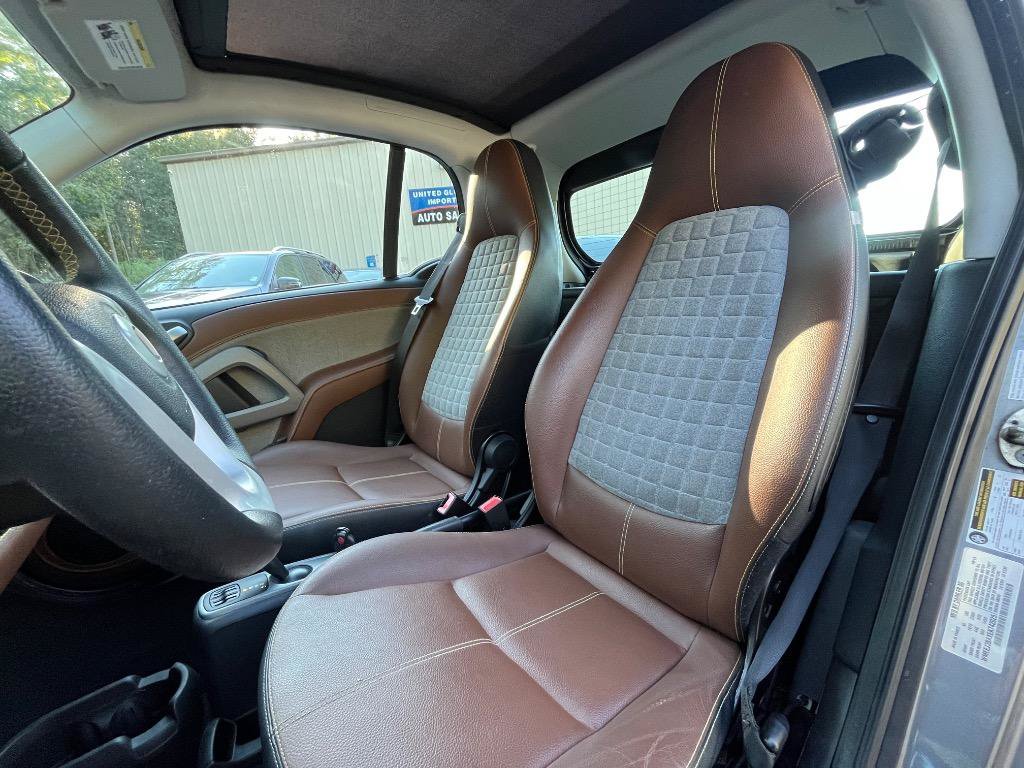 Used 2014 smart fortwo passion RWD image 12