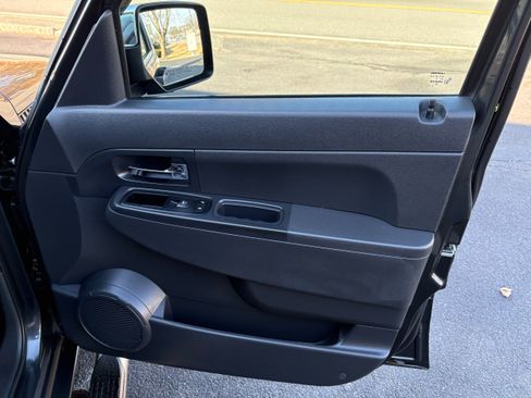 Used 2011 Jeep Liberty Sport image 24