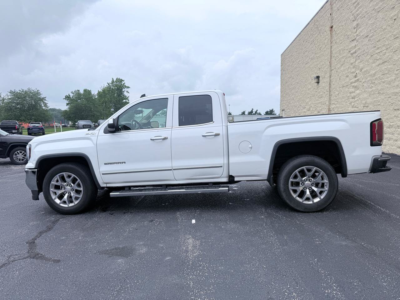 Used 2018 GMC Sierra 1500 SLT w/ SLT Premium Package AWD/4WD image 2