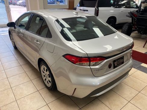 Used 2021 Toyota Corolla LE FWD image 3
