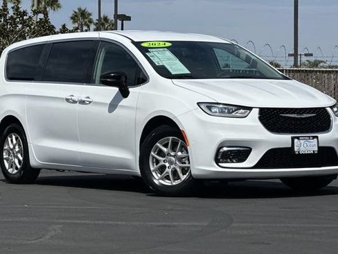 Used 2024 Chrysler Pacifica Touring-L FWD image 2