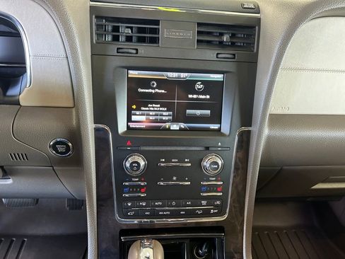 Used 2015 Lincoln Navigator 4WD image 20