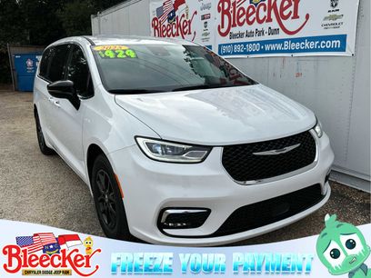 Used 2025 Chrysler Pacifica Select