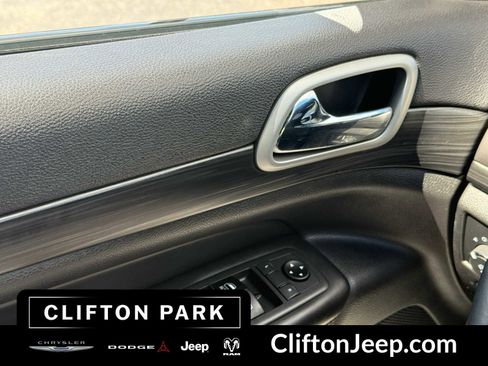 Certified 2019 Jeep Grand Cherokee Altitude AWD/4WD image 31