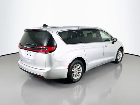 Used 2024 Chrysler Pacifica Touring-L image 7